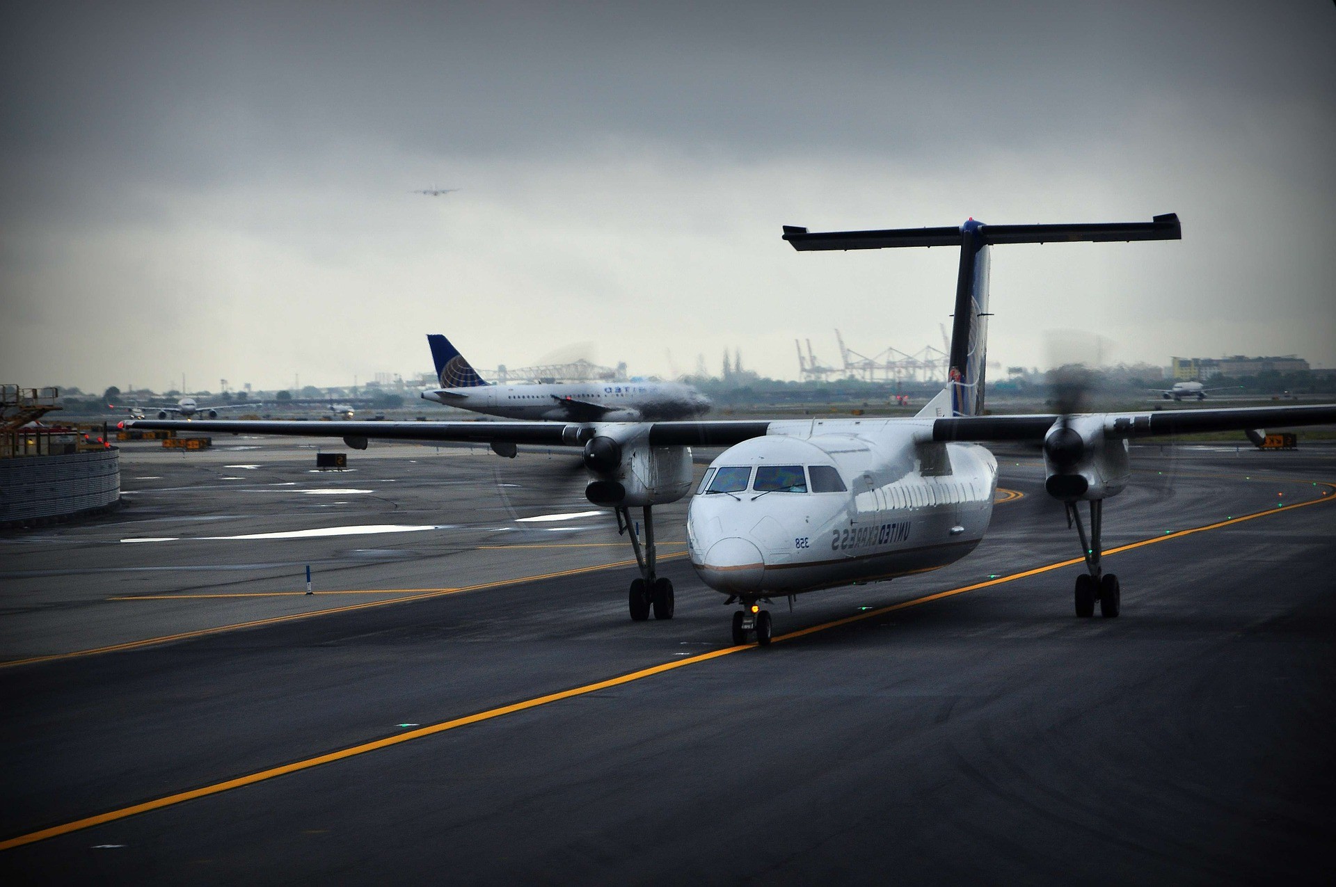 plane-391220_1920